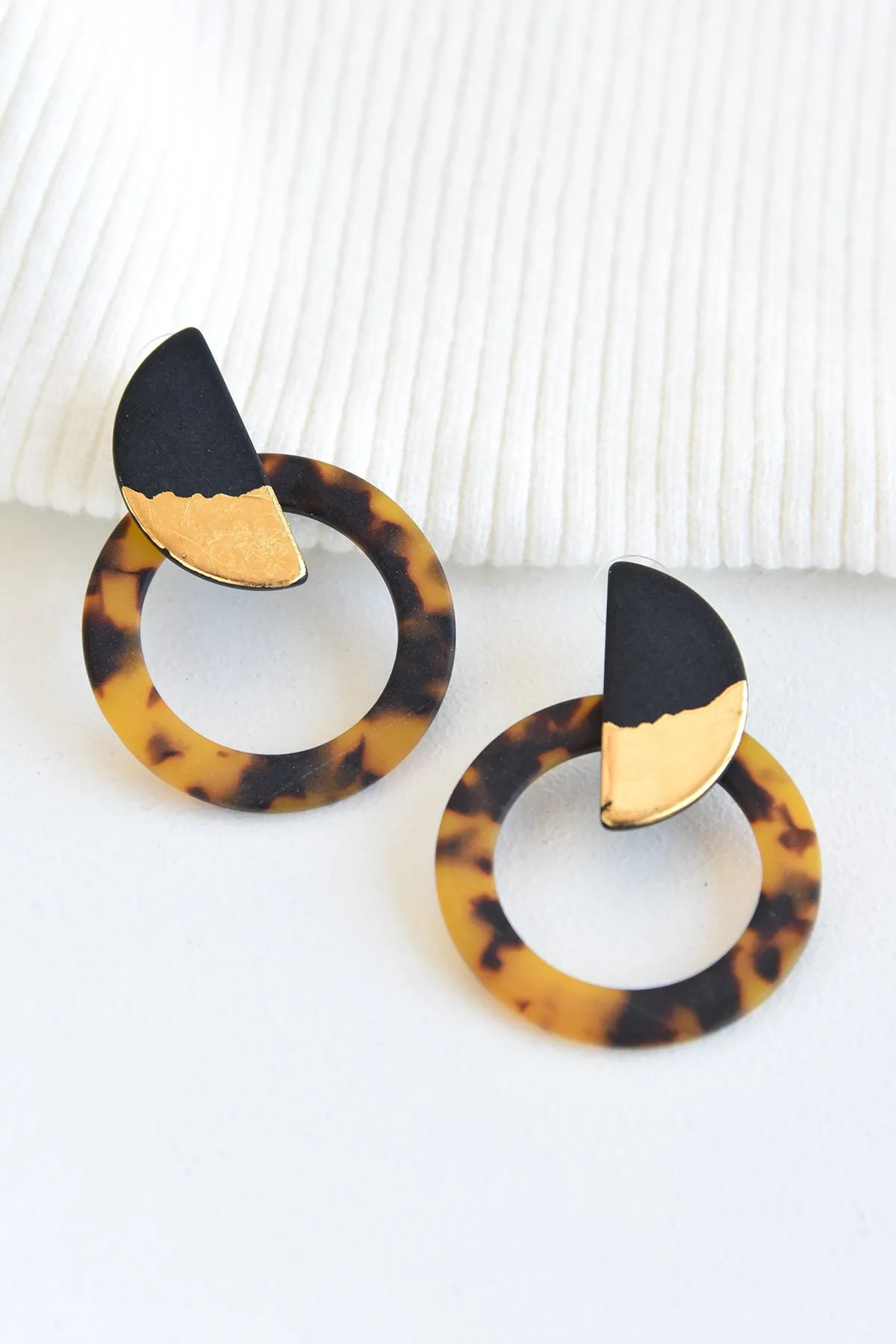 TORTOISE CIRCLE EARRINGS